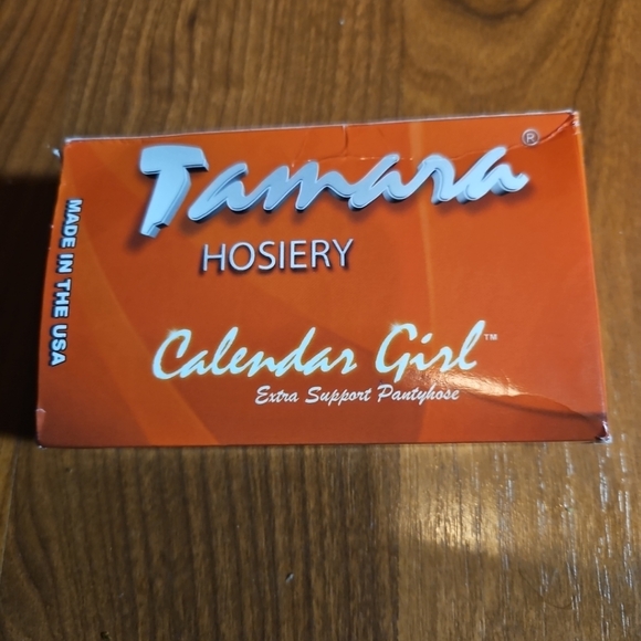 New In Box Hooters Pantyhose Open Toe Silk Plus Lt.  Suntan B  5-5"5 95-120 lbs - Picture 3 of 7